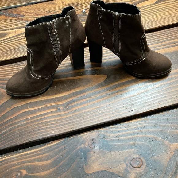 Woman’s Boots - Picture 2 of 4